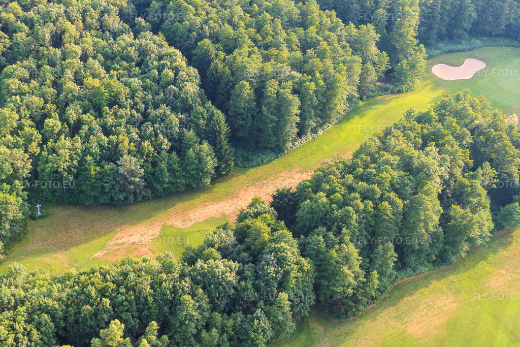 Vue aérienne: Étangs et greens du club de golf de Baden-Baden Soufflenheim à Soufflenheim dans le département Bas Rhin, France – .Photo: IMG_30535.jpg prise le 09/07/2010 par Werner Riehm/FLY-FOTO.eu – Résolution de l'original: 3974 x 2650 px