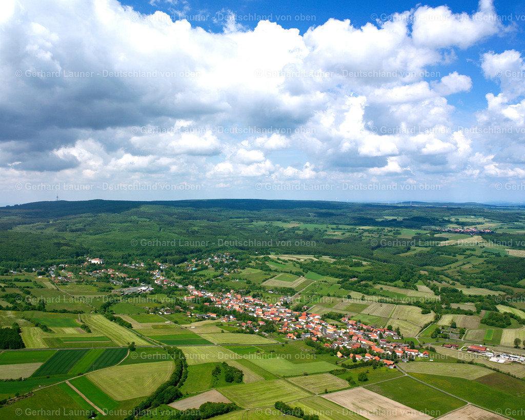 2614024 | ILBESHAUSEN 09.06.2006 Landwirtschaftliche Nutzflächen und Feldgrenzen  umsäumen das Siedlungsgebiet des Dorfes in Ilbeshausen im Bundesland Hessen, Deutschland // Agricultural land and field boundaries surround the settlement area of the village  in Ilbeshausen in the state Hesse, Germany Foto: Gerhard Launer