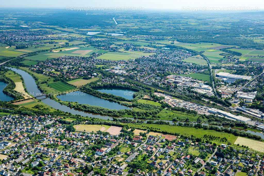 Porta_Westfalica_Nessen_ELS_4616050623 | PORTA WESTFALICA 05.06.2023 Innenstadtbereich im Stadtgebiet " Nessen " an der Meißener Straße in Porta Westfalica im Bundesland Nordrhein-Westfalen, Deutschland. // Cityscape of the district " Nessen " on street Meissener Strasse in Porta Westfalica in the state North Rhine-Westphalia, Germany. Foto: Martin Elsen