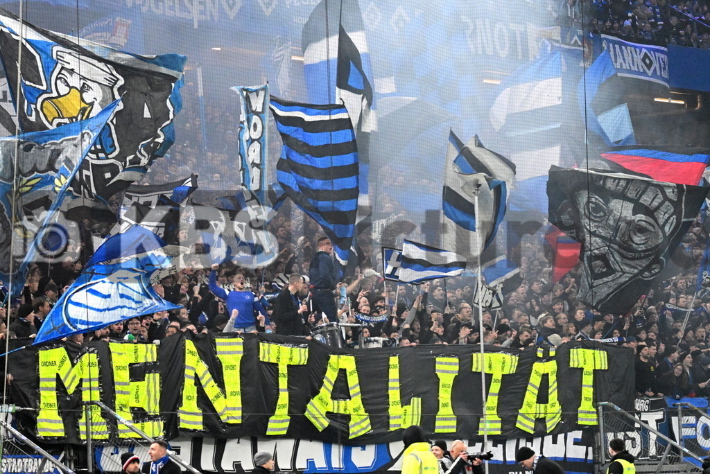 KBS Picture_HSV-WerderBremen_044 | HSV Nordtribuene mit Banner und Fahnen ,Sportplatz :  Volksparkstadion, - Realisiert mit Pictrs.com