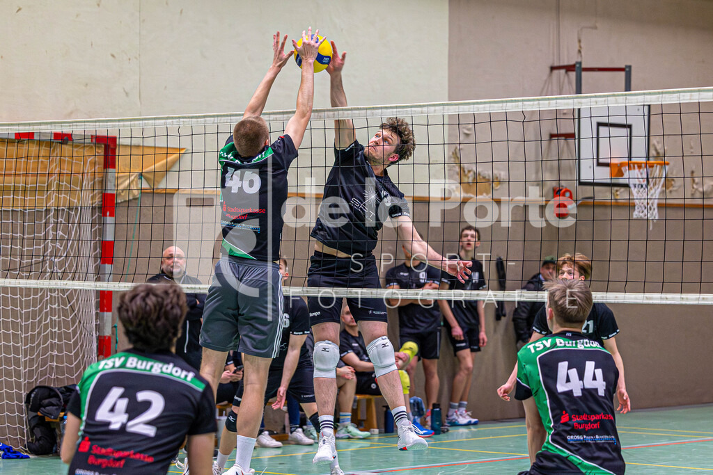 Jannis Reske (Heide Volleys) im Duell mit Burgdorfs Lukas Ruser. | immodelaporte-sportfotos - Realisiert mit Pictrs.com