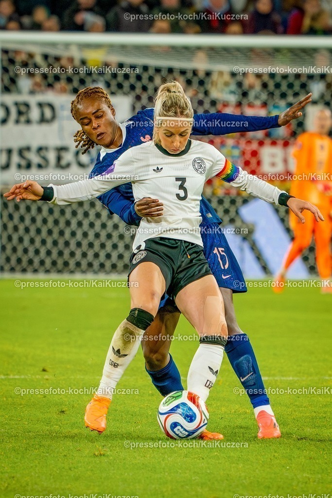 xKKUx24102501122 | 24.10.2025, xkkux, Fußball, UEFA Women s Nations League Halbfinale, Saison 2025/2026, Länderspiel Hinspiel in der MERKUR SPIEL-ARENA Düsseldorf, Kathrin Hendrich (GER #03) im Zweikampf gegen  Kelly Gago (FRA #15) 