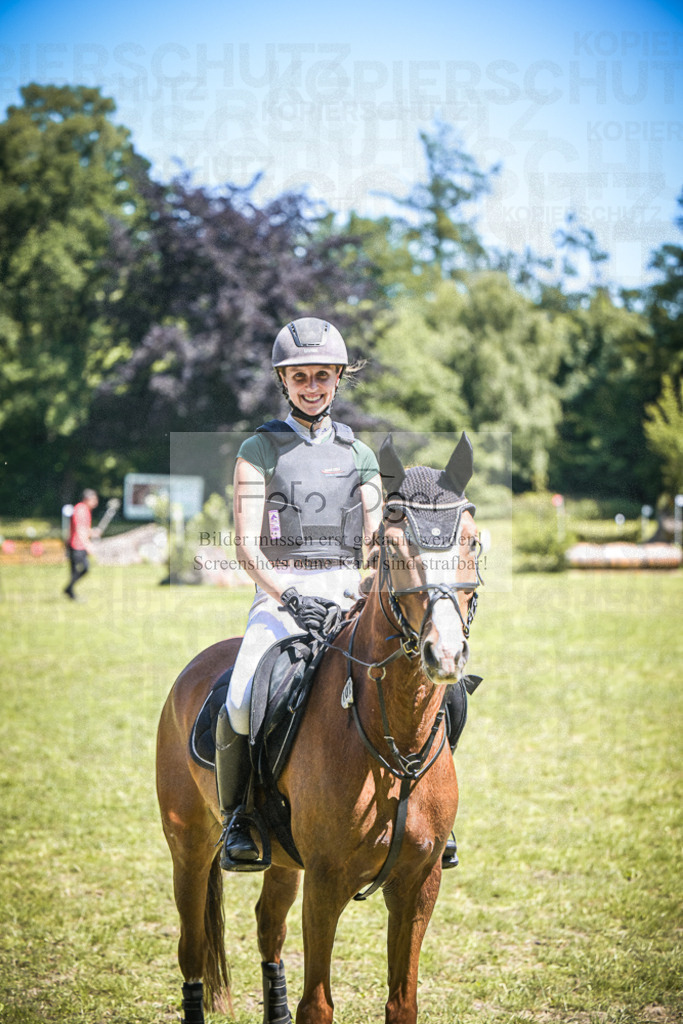DOS_7666 | Entdecke hochwertige Reitturnierfotos von Foto Oger. Professionell, emotional und authentisch – jetzt Lieblingsmomente im Shop bestellen.Deutschlandweite Turnierfotografie. - Realisiert mit Pictrs.com