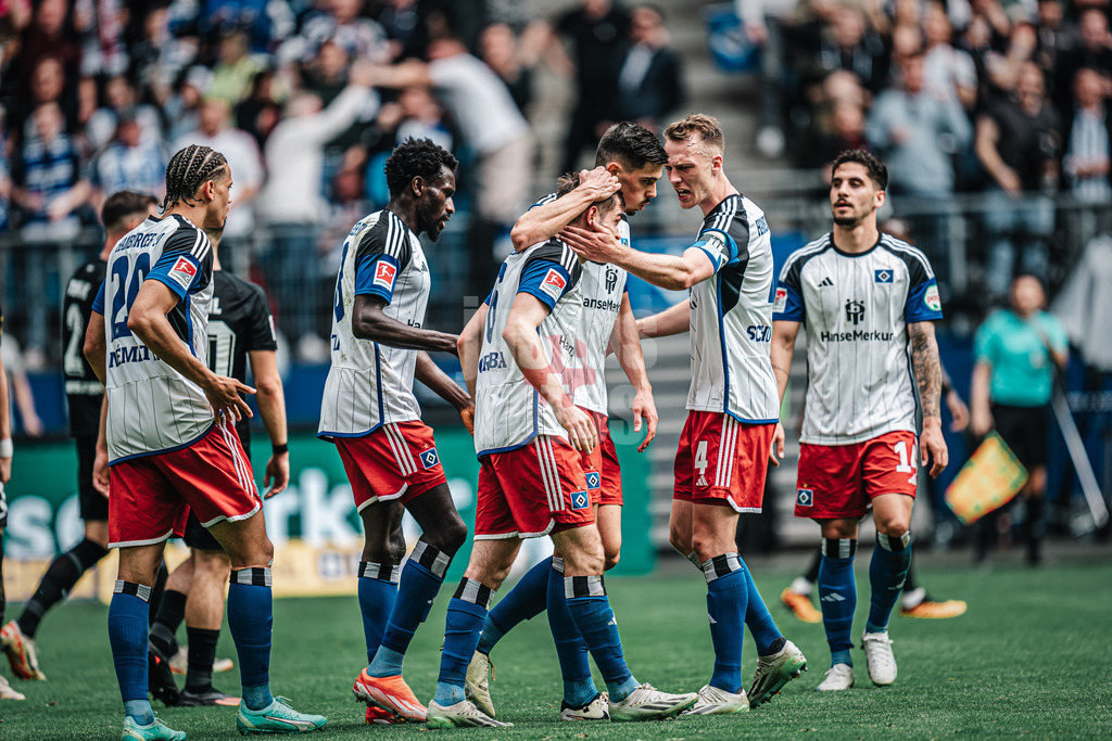 Fußball | Männer | Saison 2023/2024 | 2. Fußball-Bundesliga | 28. Spieltag | Hamburger SV vs. 1. FC Kaiserslautern | 06.04.2024 | Lukasz Poreba (#6, HSV) wird von seinem Team für sein Tor gefeiert
