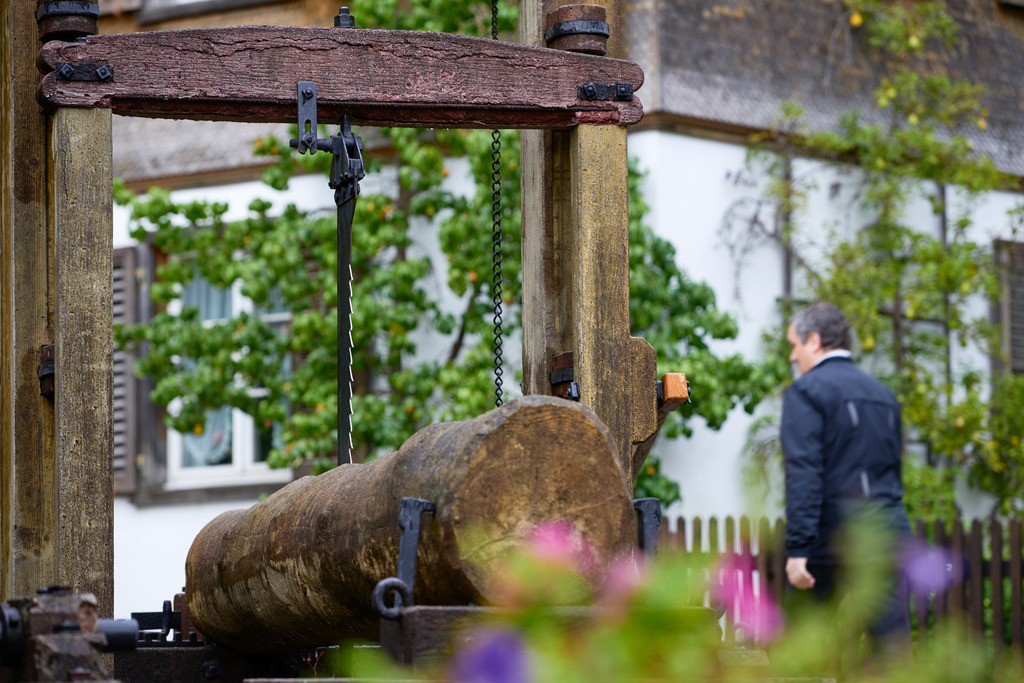 Gattensäge mit Baumstamm | Hohenems, Austria - July 25, 2017: Stoffels Saege-Muehle-Museum; Gattensäge mit Baumstamm vor dem Eingang. - Realisiert mit Pictrs.com