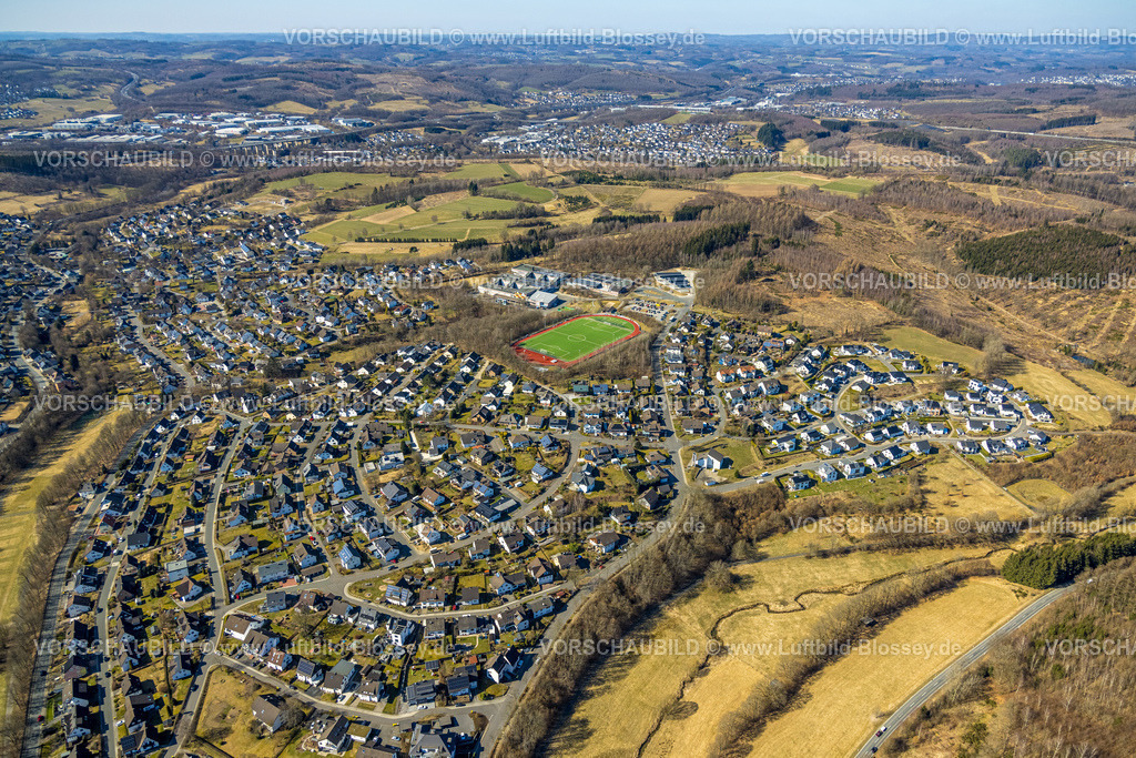 Wenden250307123 | Luftbild, Ortsansicht Möllmicke, Fußballstadion und Leichtathletikstadion des FC Sportfreunde Möllmicke e.V., Gesamtschule Wenden, Möllmicke, Wenden, Sauerland, Nordrhein-Westfalen, Deutschland