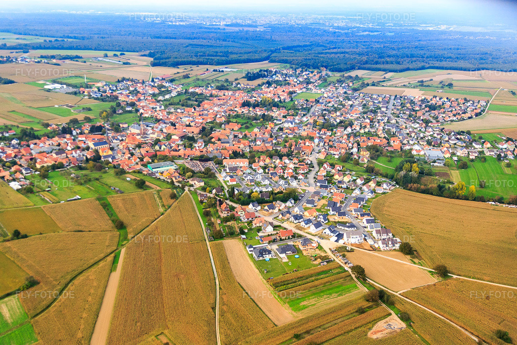 Luftbild: Ortsansicht aus Süden in Weitbruch im Bundesland Bas-Rhin in Frankreich. – Foto: IMG_074221.jpg vom 04.10.2014 durch Werner Riehm/FLY-FOTO.de – Auflösung des Originals: 4764 x 3176 px