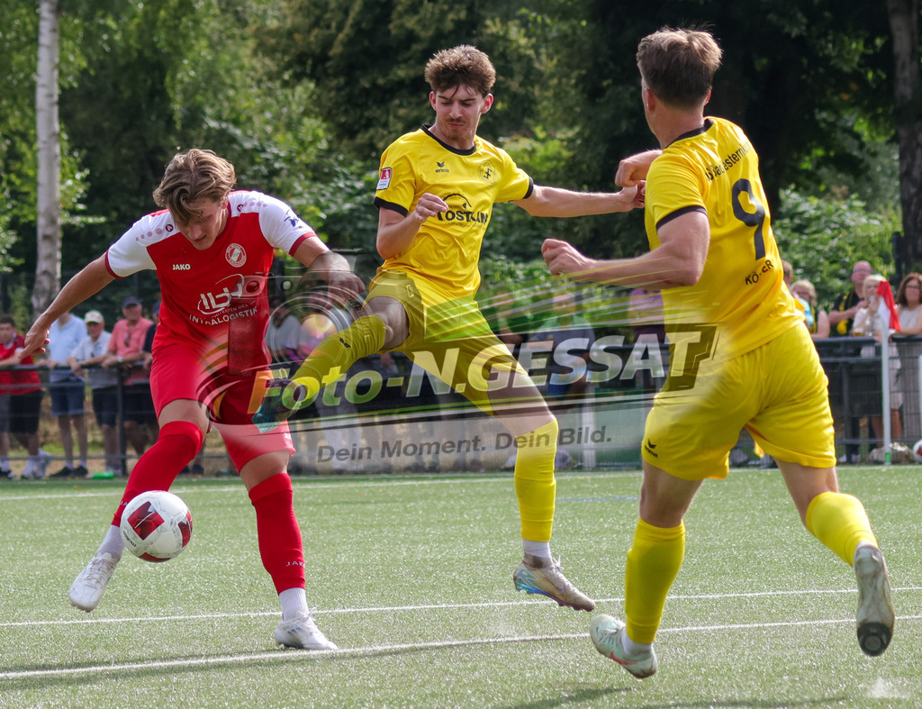 FC RW Kirchlengern - SuS Bad Westernkotten | Auf dem Bild zu sehen: Rot FC RW Kirchlengern: Alessio Zschieschang ; gelb SuS Bad Westernkotten v.l.: Leandro Elias Brandenburg, Philipp Köster FC RW Kirchlengern, SuS Bad Westernkotten, Saison 26/27, Westfalenliga, Kirchlengern, Deutschland - Realisiert mit Pictrs.com