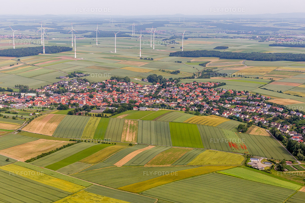 Luftbild: landwirtschaftlichen Feldern und Nutzflächen in Schwanfeld im Bundesland Bayern in Deutschland. Foto: IMG_089839.jpg vom 11.06.2016 durch Werner Riehm/FLY-FOTO.de