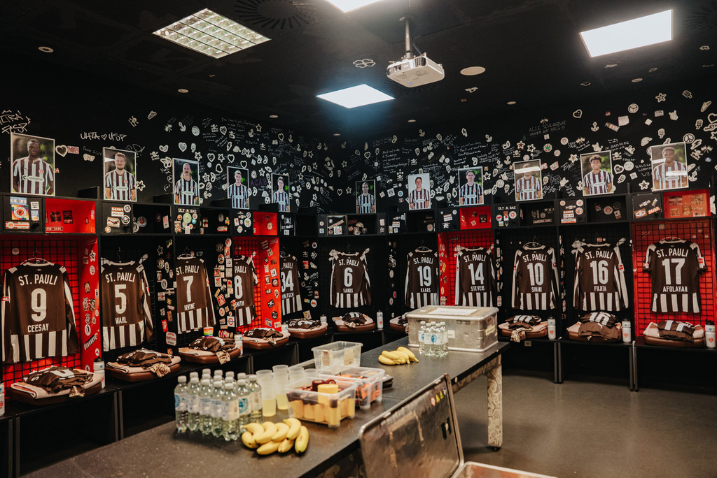 _STP6199 | Der offizielle Shop für FC St. Pauli Fotos. Wähle aus Spielszenen & Fanmomenten dein FCSP Wunschformat. Wir liefern Millerntor-Atmosphäre.