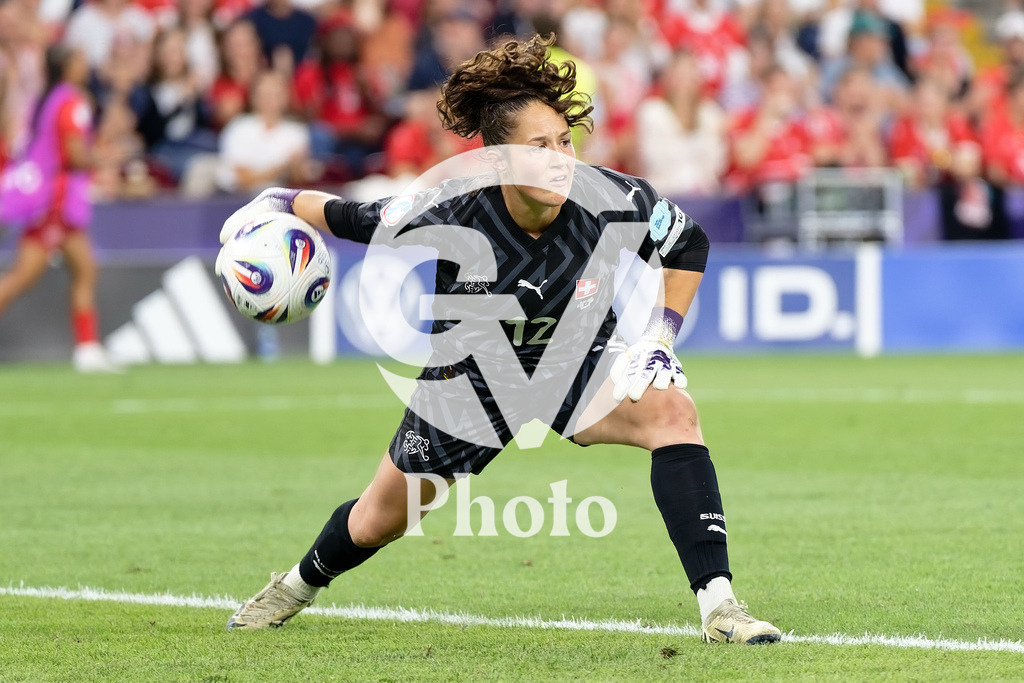 Finland v Switzerland: UEFA Women's EURO 2025 Group A | GENEVA, SWITZERLAND - JULY 10: Livia Peng of Switzerland passes the ball  during the UEFA Women's EURO 2025 Group A match between Finland and Switzerland at Stade de Geneve on July 10, 2025 in Geneva, Switzerland. (Photo by Giuseppe Velletri/Sports Press Photo/Getty Images)