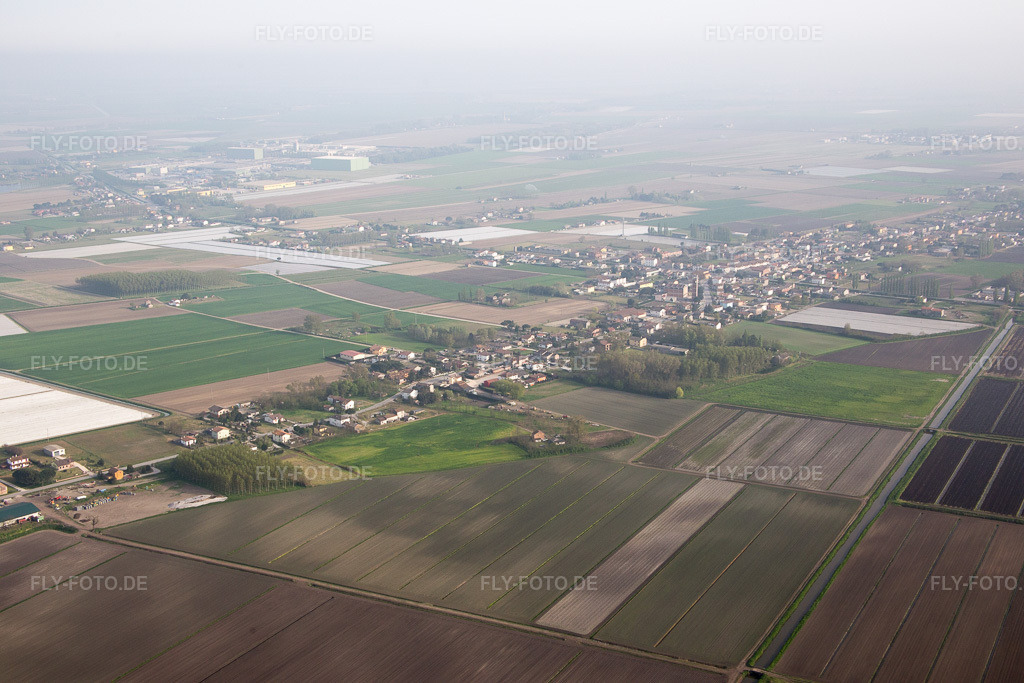Luftbild: Ortsansicht in Italba im Bundesland Emilia-Romagna in Italien. – Foto: IMG_087311.jpg vom 05.04.2016 durch Werner Riehm/FLY-FOTO.de – Auflösung des Originals: 5472 x 3648 px