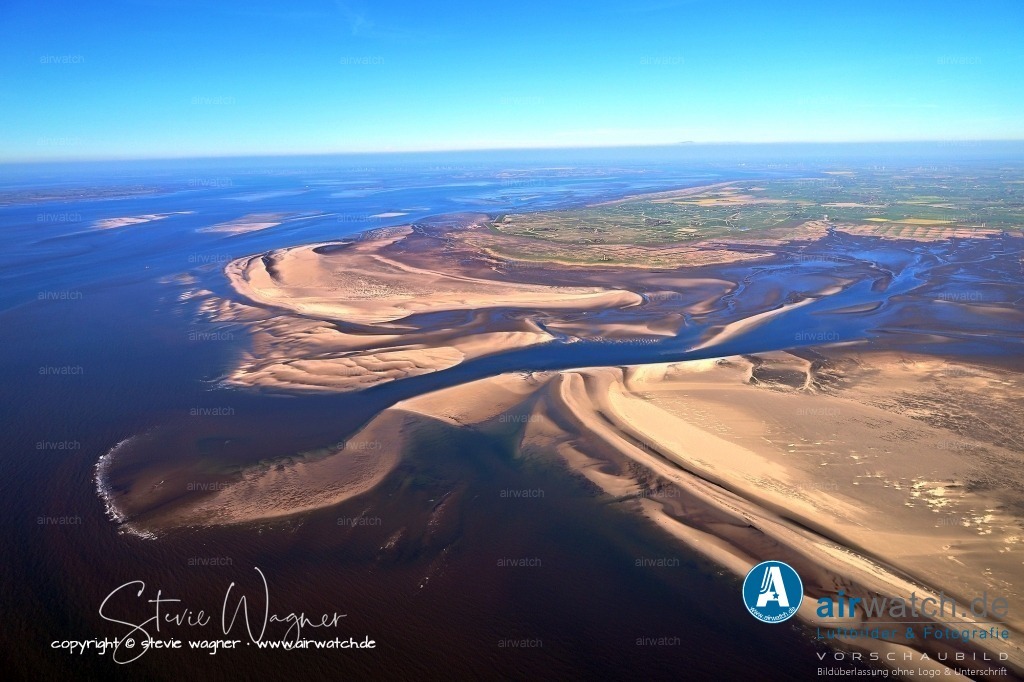 Luftbilder Tümlauer Koog  | Der Tümlauer Koog  ist bekannt für seine traumhafte Lage, reetgedeckte Häuser, saftige Marschwiesen und den malerischen Hafen an der Tümlauer Bucht, der ein beliebter Liege- und Anlaufplatz für Sportboote und Segelschiffe ist. Der Tümlauer Koog ist ein idealer Urlaubsort für alle, die Badeurlaub mit ländlicher Ruhe verbinden möchten.