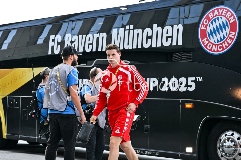 Paris Saint Germain - FC Bayern München | Im Bild Manuel Jonas Kurt URBIG (FC Bayern Muenchen 40) bei der Teamankuft vor dem Spiel / Einzelfoto / Freisteller / FIFA Club World Cup: Paris Saint Germain - FC Bayern Muenchen, Mercedes Benz Stadium am 05.07.2025 / NOT FOR SALE IN USA
