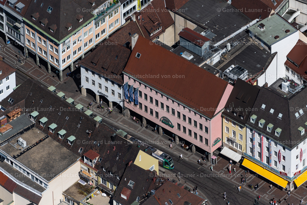 4033267 | FREIBURG IM BREISGAU 30.06.2020 Gebäude des Einkaufszentrum GALERIA Freiburg am Bertoldsbrunnen an der Kaiser-Joseph-Straße im Ortsteil Altstadt in Freiburg im Breisgau im Bundesland Baden-Württemberg, Deutschland. Weiterführende Informationen bei: GALERIA Karstadt Kaufhof GmbH. // Building of the shopping center GALERIA Freiburg on Bertoldsbrunnen on street Kaiser-Joseph-Strasse in the district Altstadt in Freiburg im Breisgau in the state Baden-Wuerttemberg, Germany. Further information at: GALERIA Karstadt Kaufhof GmbH. Foto: Gerhard Launer