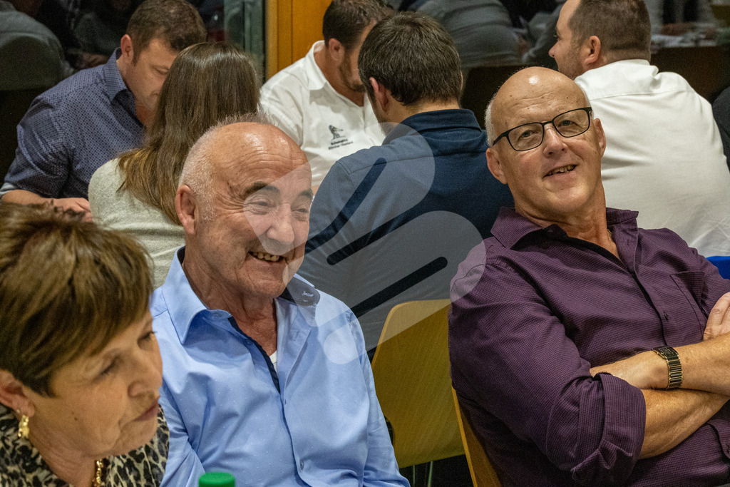 SKE100J_5023 | Die Schwinger des Schwyzer Kantonalen Schwingerverbandes: Fotos, die Dynamik und Leidenschaft festhalten, sowie emotionale Momente aus dem traditionellen Schwingsport zeigen. - Realisiert mit Pictrs.com