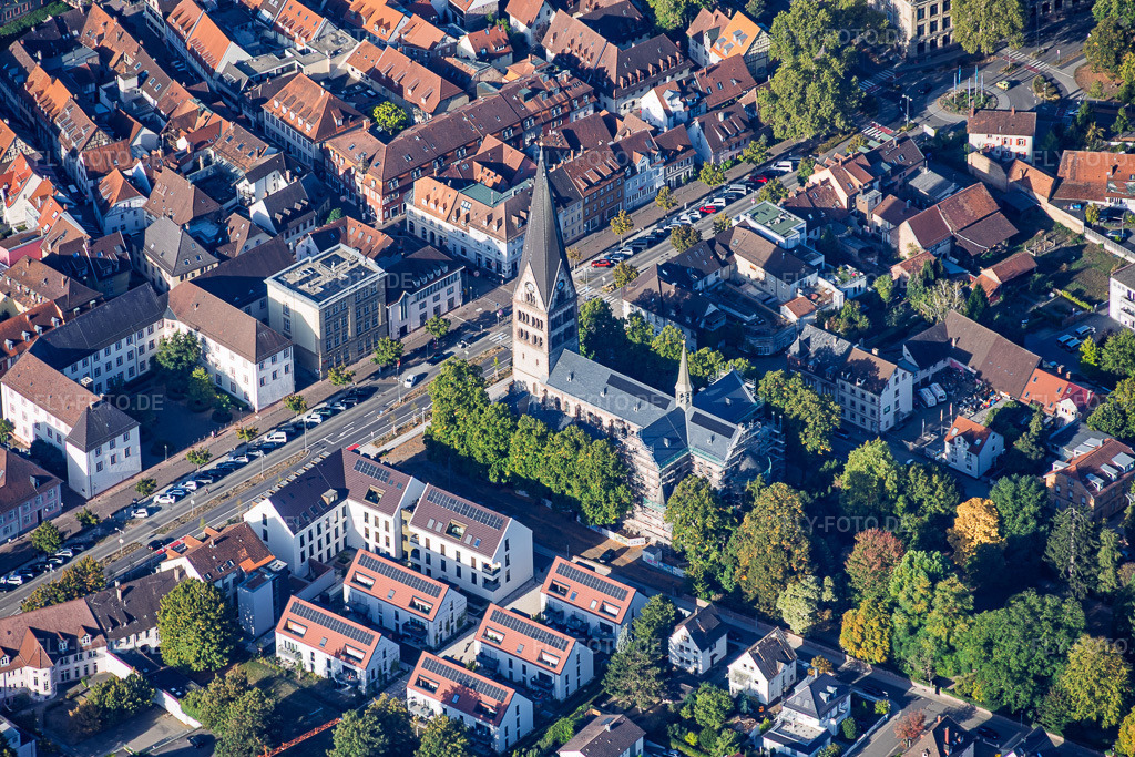 Luftbild: Pforzheimer Straße mit Herz Jesu Kirche in Ettlingen im Bundesland Baden-Württemberg in Deutschland. – Foto: IMG_159495.jpg vom 27.09.2026 durch Werner Riehm/FLY-FOTO.de – Auflösung des Originals: 5830 x 3887 px – Bildergalerie der Pfarrkirche Herz Jesu
