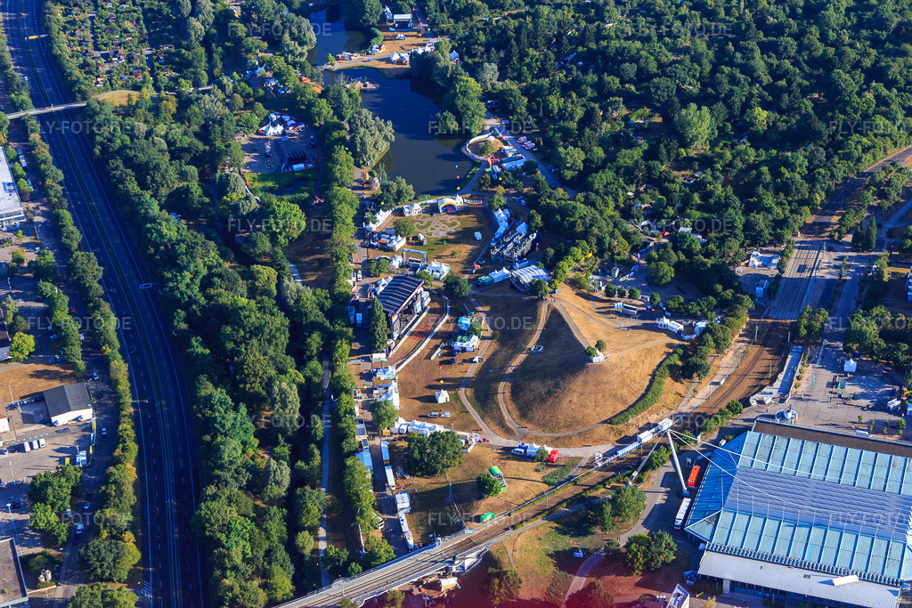 Luftbild: Mount Klotz bei Das Fest in der Günther Klotz Anlage im Ortsteil Südweststadt in Karlsruhe im Bundesland Baden-Württemberg in Deutschland. Foto: IMG_083895.jpg vom 26.07.2015 durch Werner Riehm/FLY-FOTO.de