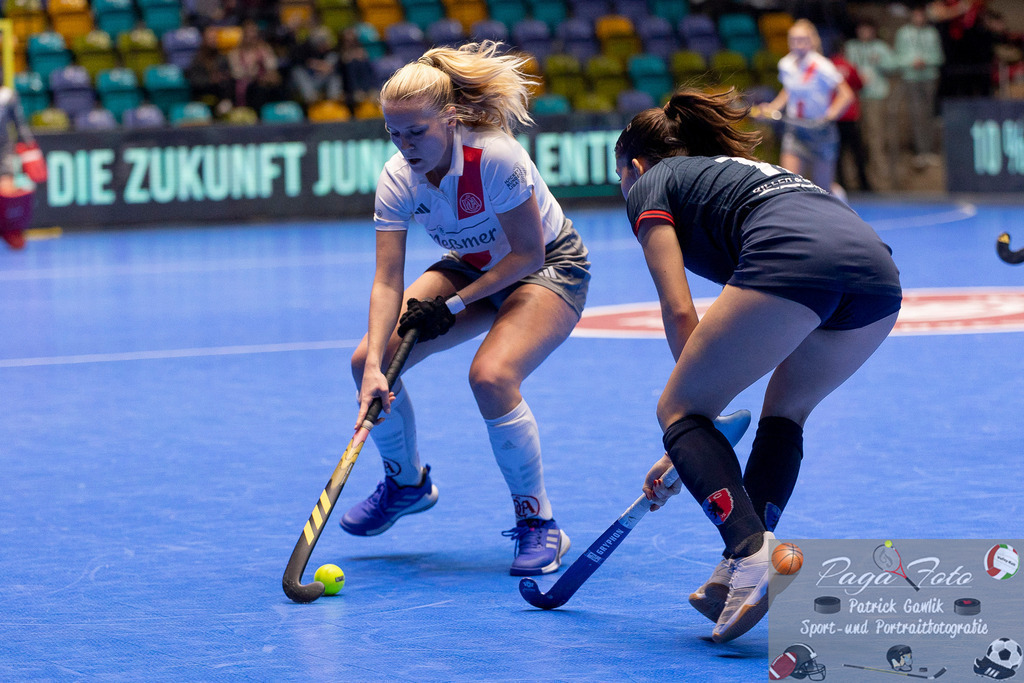 Volvo E.R.B. Final 4 Halbfinale Frauen: Der Club an der Alster - Berlienr HC, 25.01.2025 | Emily Wolbers (Der Club an der Alster #24) &amp; lilith Ell (Berliner HC #16), Der Club an der Alster - Berliner HC, Frankfurt, Süwag Arena, 25.1.2025 - Realisiert mit Pictrs.com