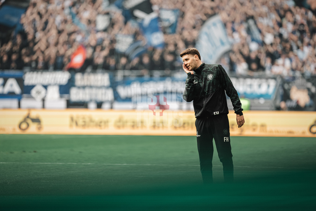 Fußball | Männer | Saison 2023/2024 | 2. Fußball-Bundesliga | 32. Spieltag | Hamburger SV vs. FC St. Pauli  | 03.05.2024 | Trainer Fabian Hürzeler (FC St. Pauli) gibt heimliche Anweisungen