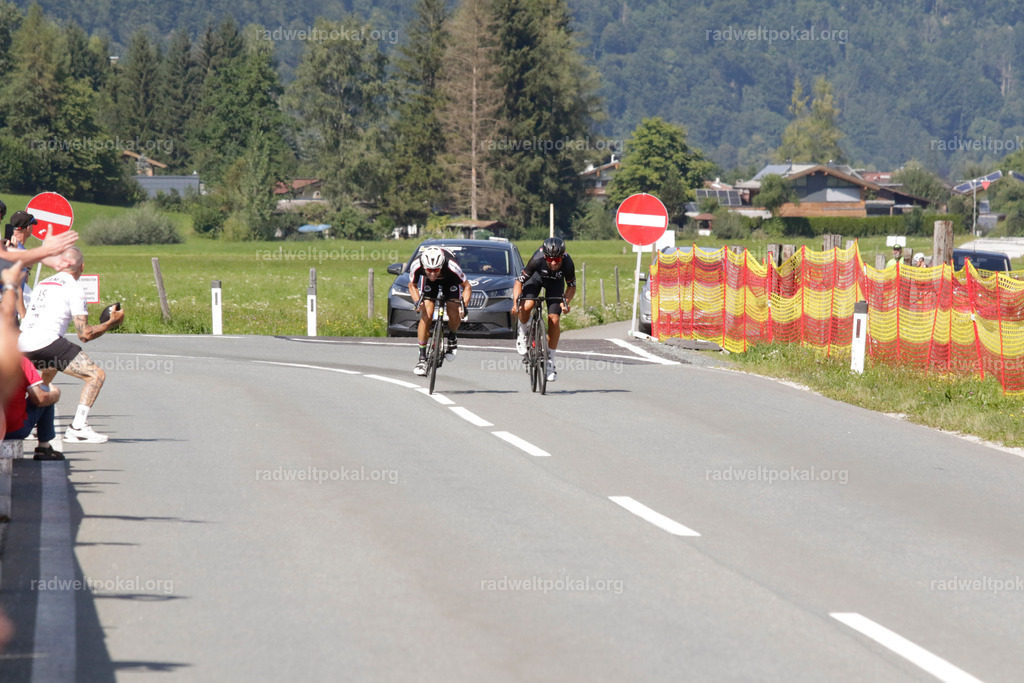 1096_20230817_Bewerb_Maenner_Muehlanger | AUT - OESTERREICH, 2023-08-16: SPORT RENNRAD-FAHREN - 55. INTERNATIONALER RADWELTPOKAL IN ST. JOHANN IN TIROL  - Vintage-Radrennen mit WM-Bronze-Medaillen-Siegerin Christina Schweinberger, den Teilnehmer und Alexander Baumann (vom Orginastions-Team) - TAG 2 BEWERB MAENNER IN SECHS GRUPPEN  ; Foto: Roland Muehlanger
