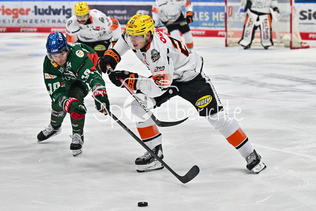 Augsburger Panther - Löwen Frankfurt | im Duell Riley DAMIANI (Augsburger Panther 19) und Fabio KOSE (Löwen Frankfurt 20), Zweikampf beim match zwischen den Augsburger Panthern und den Löwen Frankfurt am 8. Spieltag der Penny DEL im Curt Frenzel Stadion am 19.10.2025