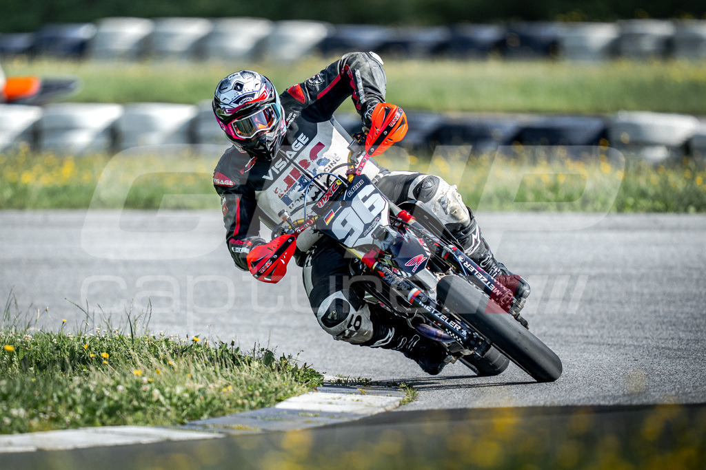 G-Cup + Supermoto Staatsmeisterschaft + Hungarian Supermoto Championship | GRIPcapture steht für authentische Sportfotografie in Österreich – für Momente, die mehr sind als Geschwindigkeit oder Ergebnis. Es geht um Emotion, Spannung, Fokus und den Augenblick, der oft nur einen Wimpernschlag dauert.Ob Motorsport, Teamsport oder 