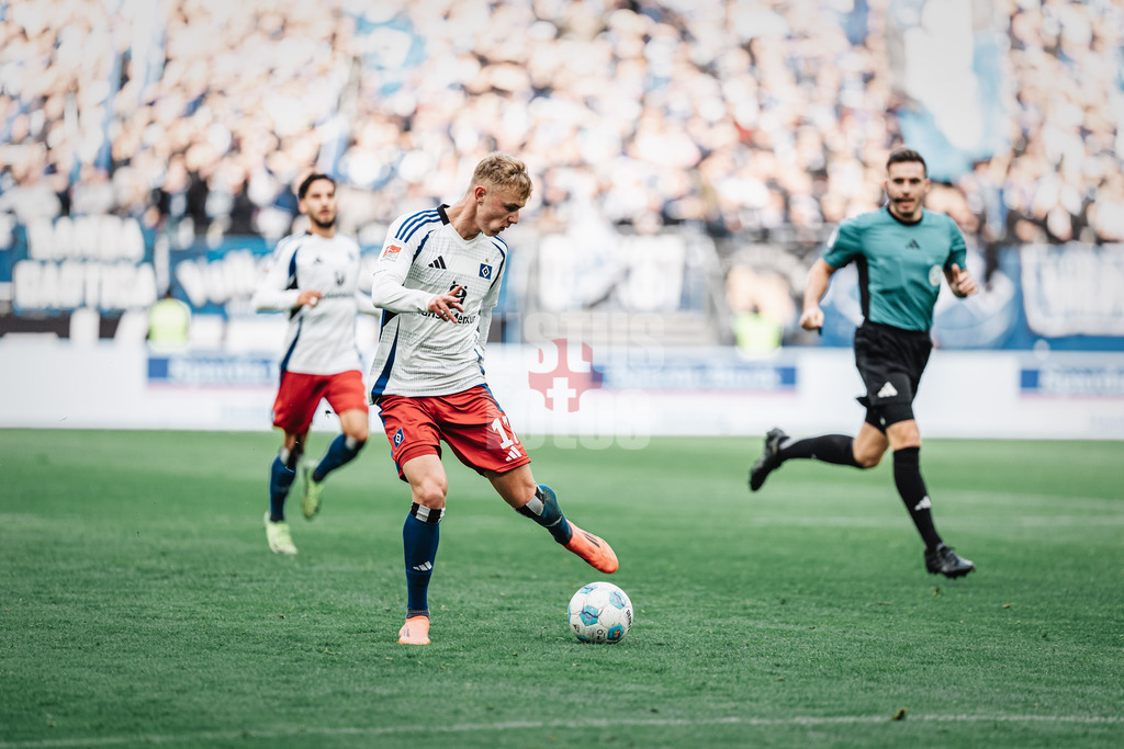 Fußball | Männer | Saison 2024/2025 | 2. Fußball-Bundesliga | 11. Spieltag | Hamburger SV vs. 1. FC Nürnberg | 03.11.2024 | Adam Karabec (#17, HSV) spielt eine Torvorlage