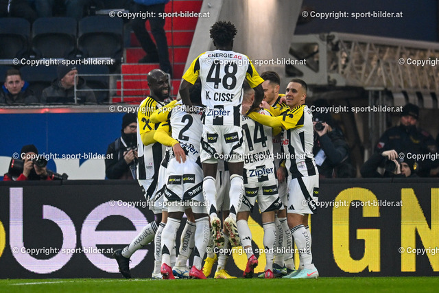 AUT, Admiral Bundesliga, LASK Linz vs SK Rapid Wien | 23.02.2025, Raiffeisen Arena Linz, AUT, Admiral Bundesliga, LASK Linz vs SK Rapid Wien, im Bild rejoiceing Players of Lask // Admiral Bundesliga Match between LASK Linz and SK Rapid Wien in Linz, Austria on 2025/02/23