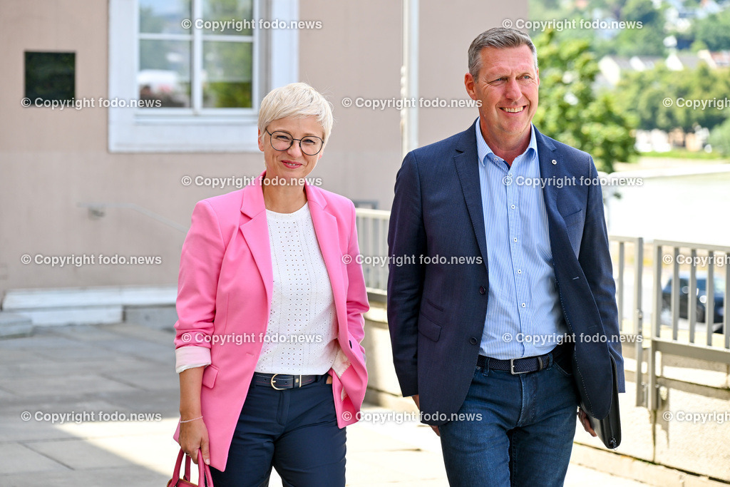 Pressekonferenz OoeVP stellt personelle Weichen_ 05.07.2024-8 | 05.07.2024, Linz, AUT, Pressekonferenz OoeVP stellt personelle Weichen - Verlaesslich fuer Oberoesterreich, im Bild Doris Hummer (Praesidentin der Wirtschaftskammer Ooe), Wolfgang Greil (Direktor Wirtschaftsbund Ooe)