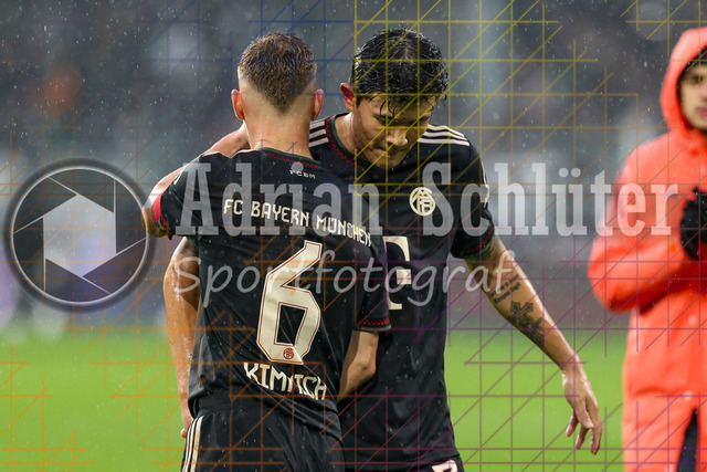 Borussia Mönchengladbach vs FC Bayern München - Bundesliga  | Mönchengladbach, Deutschland, 25.10.25:   Joshua Kimmich (FC Bayern München) und Minjae Kim (FC Bayern München) Schlussjubel, jubelt nach dem Sieg waehrend des Spiels der Bundesliga zwischen Borussia Mönchengladbach vs FC Bayern München im Stadion im Borussia Park(Foto von Brauer-Fotoagentur / Adrian Schlueter)