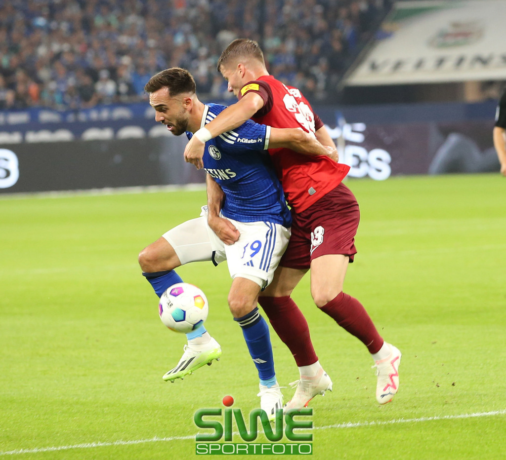 2.Fussball-Bundesliga  :  FC Schalke 04----1.FC Kaiserslautern    2.Sptg. | 05.08.2023  Fussball,GER, Saison 2023/2024;   2.Bundesliga;        2. Spieltag
FC Schalke 04---1.FC Kaiserslautern :  Duell von Kenan Karaman (19/S04)  gegen Jan Elvedi (33/1.FCK).


DFL REGULATIONS PROHIBIT ANY USE OF PHOTOGRAPHS AS IMAGE SEQENCES AND/OR QUASI-VIDEO. - Realisiert mit Pictrs.com
