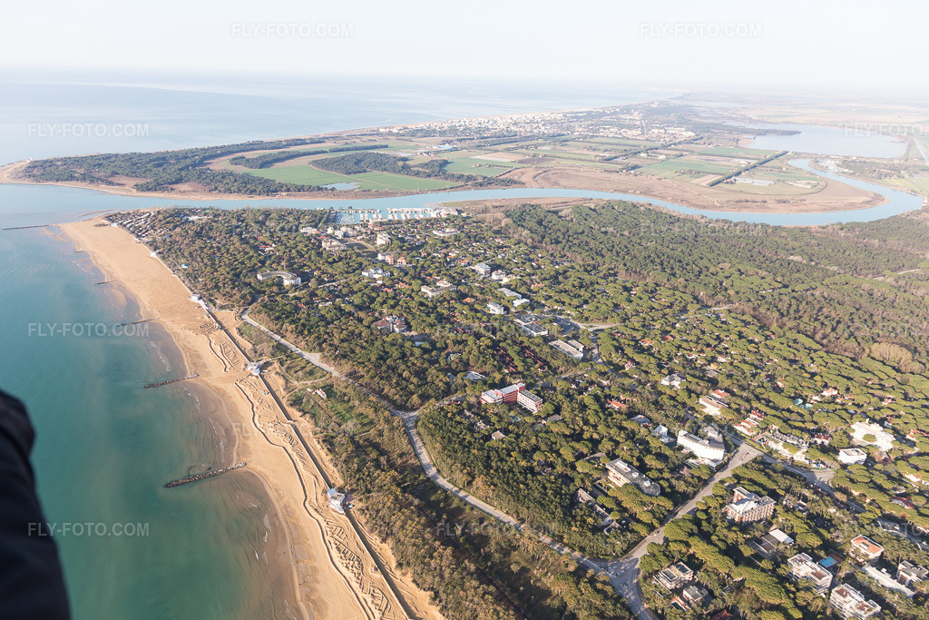 Aerial view: View of the town in Lignano Riviera in the state Friuli Venezia Giulia, Italy. – Photo: IMG_105706.jpg taken on 04/08/2018 by Werner Riehm/FLY-FOTO.com – Resolution of the original: 5472 x 3648 px