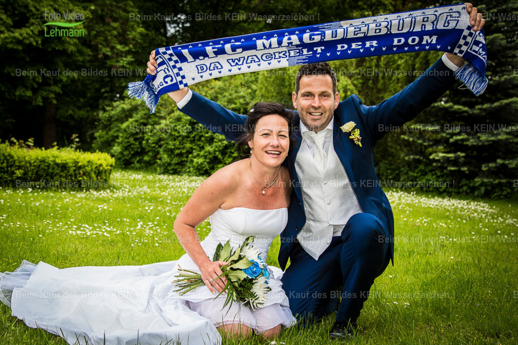 Hochzeitsfotograf Magdeburg Steffen Lehmann Hochzeitsfotografie Nr2 | Blau-Weiß im Herzen---Unter den vielen Brautpaaren, die ich begleiten durfte, gibt es einige, die man einfach nicht vergisst. Diana und Michael gehören definitiv dazu. Schon beim Fotoshooting war sofort klar, wie groß ihre Leidenschaft für den 1. FC Magdeburg ist. Blau-weiße Rosen und ein FCM-Schal machten die Hochzeitsfotos zu etwas ganz Besonderem. Die Begeisterung für ihren Verein zog sich wie ein roter Faden durch den gesamten Tag.--- Diese Hochzeit war alles – nur nicht gewöhnlich. Liebe Diana, lieber Michael – vielen Dank, dass ich euch an diesem außergewöhnlichen Tag begleiten durfte. - Realisiert mit Pictrs.com