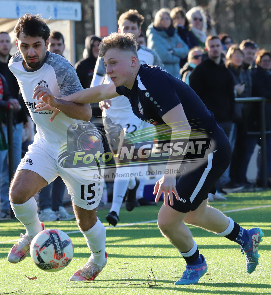 VfL Holsen - Bünder SV | Auf dem Bild zu sehen: Schwarz VfL Holsen: Simon Petring ; weiß Bünder SV: Batuhan KaymakVfL Holsen, Bünder SV, Saison 25/26, Kreisliga A, Deutschland - Realisiert mit Pictrs.com