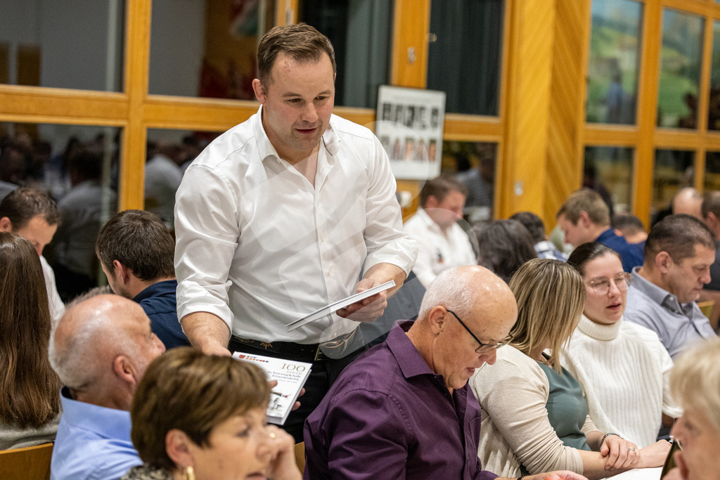 SKE100J_5024 | Die Schwinger des Schwyzer Kantonalen Schwingerverbandes: Fotos, die Dynamik und Leidenschaft festhalten, sowie emotionale Momente aus dem traditionellen Schwingsport zeigen. - Realisiert mit Pictrs.com