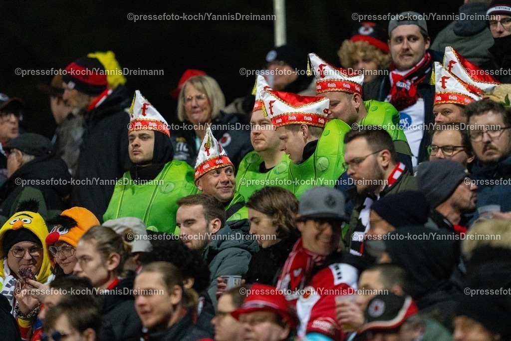 xYDR2802250101060 | 28.02.2025, xydrx, Fußball, Viktoria Köln - 1.FC Saarbrücken, 3.Liga, Sportpark Höhenberg, Saison 2024 2025: Verkleidete Viktoria Koeln Fans an Karneval Kostüme . DFB regulations prohibit any use of photographs as image sequences and or quasi-video.