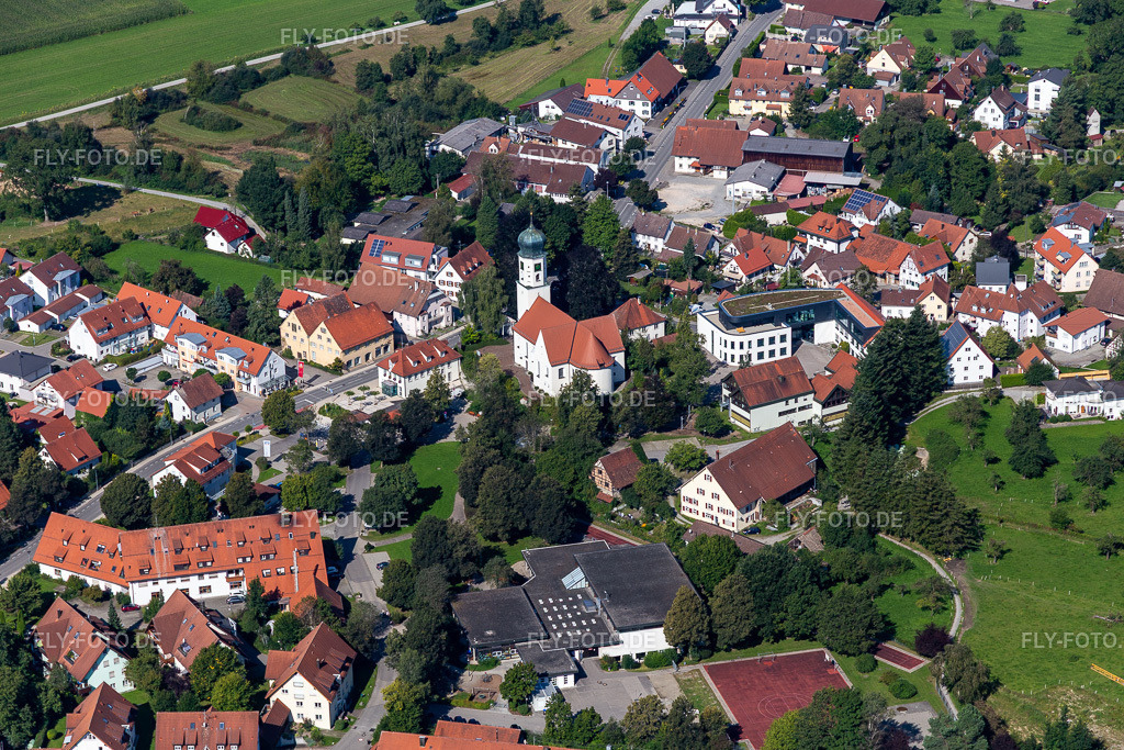 Kirchengebäude der Wallfahrtskirche St. Philippus und Jakobus im Ortszentrum | Luftbild: Kirchengebäude der Wallfahrtskirche St. Philippus und Jakobus im Ortszentrum im Ortsteil Siegenwieden in Bergatreute im Bundesland Baden-Württemberg in Deutschland. Foto: IMG_129135.jpg vom 04.09.2021 durch ©2025 Werner Riehm fly-foto.de/copyright - Realisiert mit Pictrs.com