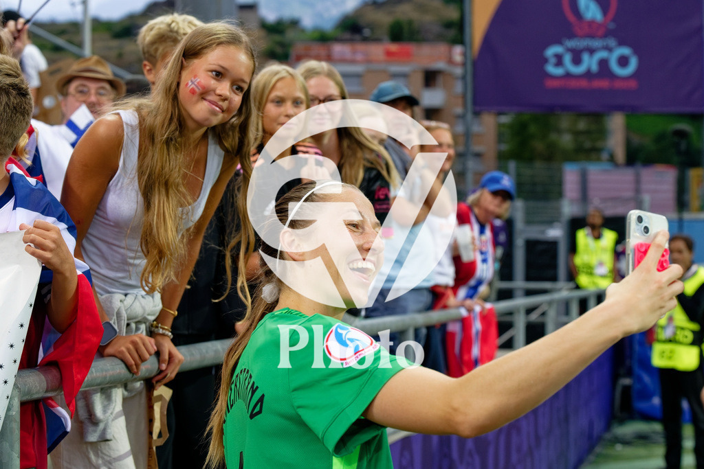 Norway v Finland - UEFA Women's EURO 2025 Group A | SION, SWITZERLAND - JULY 6: Cecilie Fiskerstrand of Norway (R) takes a selfie with fans of Norway (L) after the UEFA Womens EURO 2025 Group A match between Norway and Finland at Stade de Tourbillon on July 6, 2025 in Sion, Switzerland. (Photo by Giuseppe Velletri/Sports Press Photo/Getty Images)