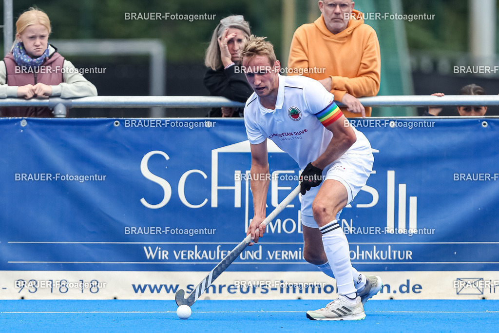 Crefelder HTC und Club an der Alster   | Krefeld, Deutschland 24.09.2022,Niklas Wellen (Crefelder HTC) in Aktion, am Ball, Einzelaktion, 

beim 1. Bundesliga Spiel der Herren zwischen Crefelder HTC und Club an der Alster  auf der Gerd Wellen Hockeyanlage am 24. September 2022 in Krefeld.

(Foto: BRAUER-Fotoagentur)
 