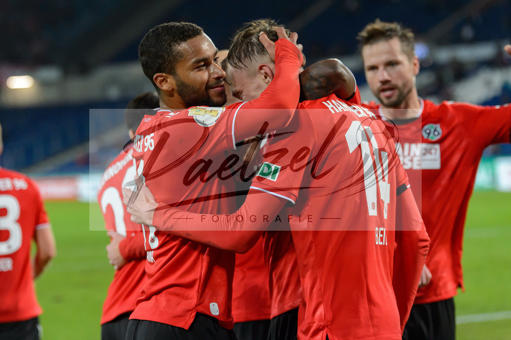 H96DUS20211027_014 | Fussball, Herren: Sebastian Kerk (Hannover 96) Torjubel, jubelt mit seiner Mannschaft nach dem Treffer zum 1:0 bei dem Spiel der 2. Runde im DFB-Pokal zwischen Hannover 96 und Fortuna Duesseldorf in der HDI-Arena am 27.10.2021 in Hannover, Deutschland.DFB / DFL REGULATIONS PROHIBIT ANY USE OF PHOTOGRAPHS AS IMAGE SEQUENCES AND/OR QUASI-VIDEO. - Realisiert mit Pictrs.com