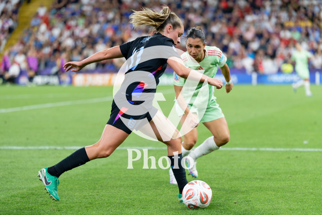 England v Italy - UEFA Women's EURO 2025 Semi-Final | GENEVA, SWITZERLAND - JULY 22:  Ella Toone of England (L) Lucia Di Guglielmo of Italy (R)  fight for possession  during the UEFA Women's EURO 2025 Semi-Final match between England and Italy at Stade de Geneve on July 22, 2025 in Geneva, Switzerland. (Photo by Giuseppe Velletri/Sports Press Photo/Getty Images)
