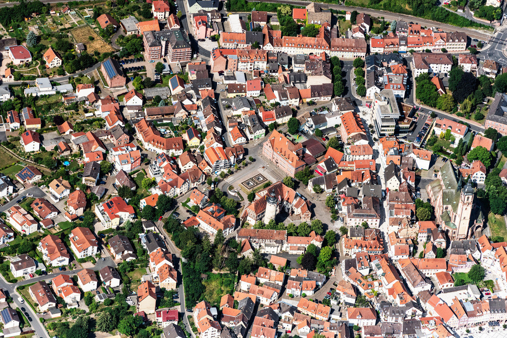 dr__0037699.jpg | TAUBERBISCHOFSHEIM 22.07.2019 Kirchengebäude "St. Martin" an der St.-Lioba-Straße mit Blick auf "Kurmainzisches Schloss" im Altstadt- Zentrum der Innenstadt in Tauberbischofsheim im Bundesland Baden-Württemberg, Deutschland. // Church building in "St. Martin" on St.-Lioba-Strasse overlooking the "Kurmainzisches Schloss" in the Old Town- center of downtown in Tauberbischofsheim in the state Baden-Wurttemberg, Germany. Foto: Daniel Reiter