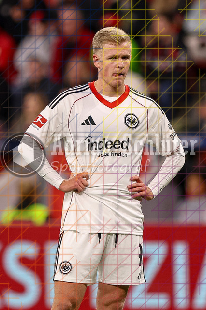 Bayer 04 Leverkusen vs Eintracht Frankfurt - Bundesliga  | Leverkusen, Deutschland, 12.09.25:   Fares Chaibi (Eintracht Frankfurt) schaut waehrend des Spiels der Bundesliga zwischen  Bayer 04 Leverkusen vs Eintracht Frankfurt in der BayArena(Foto von Brauer-Fotoagentur / Adrian Schlueter)