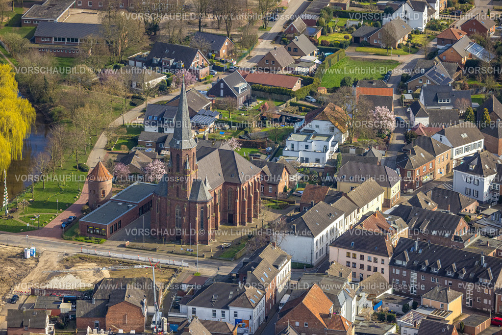 Isselburg240313793 | Luftbild, St. Bartholomäus Kirche mit Pfarrzentrum und Stadtturm am Fluss Issel, Isselburg, Nordrhein-Westfalen, Deutschland
