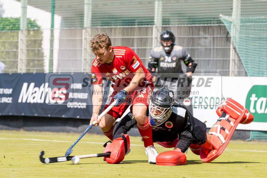 SFE_20240511_0178 | Krefeld, Deutschland, 11.05.2024: This Ole Prinz (Rot-Weiss Köln) Onyekwue NnaJi (Crefelder HTC) in Aktion waehrend des Spiels der Feldhockey 1. Bundesliga Herren zwischen Crefelder HTC - Rot Weiss Köln im Gerd-Wellen-Hockeyanlage am 11.05.2024 in Krefeld, Deutschland. (Foto von Stephan Fehrmann)

Krefeld, Germany, 11.05.2024: This Ole Prinz (Rot-Weiss Köln) Onyekwue NnaJi (Crefelder HTC) in action during the game of Feldhockey 1. Bundesliga Herren between Crefelder HTC - Rot Weiss Köln in Gerd-Wellen-Hockeyanlage at 11.05.2024 in Krefeld, Deutschland. (Foto from Stephan Fehrmann)