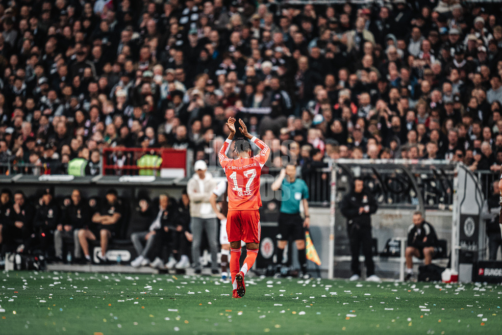 Fußball | Männer | Saison 2025/2026  | Fußball-Bundesliga | 29. Spieltag | FC St. Pauli vs. FC Bayern München | 11.04.2026 | Michael Olise (#17, FC Bayern München) wird ausgewechselt
