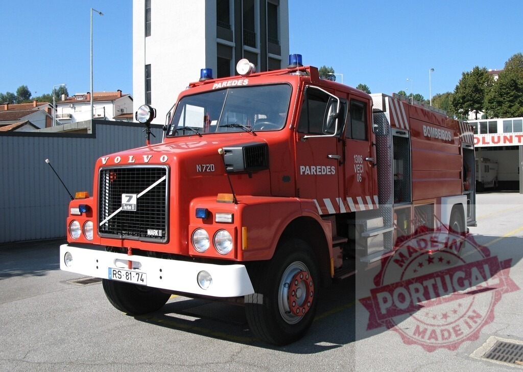 Volvo N720 bombeiros fire truck parked at fire station | Red Volvo N720 fire truck parked outside a fire department building on a sunny day - Realisiert mit Pictrs.com
