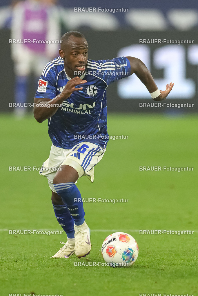 1_S04BER_20250801_2817.JPG -  - FC Schalke 04 - Hertha BSC Berlin - 2. Bundesliga | Gelsenkirchen, Deutschland, 01.08.25: Christopher Antwi-Adjei (FC Schalke 04) in Aktion, am Ball, Einzelaktion waehrend des Spiels der 2. Bundesliga zwischen FC Schalke 04 - Hertha BSC Berlin in der Veltins-Arena am 01. August 2025 in Gelsenkirchen, Deutschland. (Foto von Stefan Brauer/Brauer-Fotoagentur)DFB/DFL REGULATIONS PROHIBIT ANY USE OF PHOTOGRAPHS AS IMAGE SEQUENCES AND/OR QUASI-VIDEO.