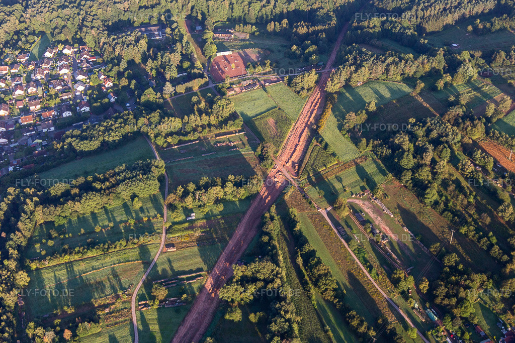 Luftbild: Trasse zur Neuerrichtung des Teilstücks der Trans-Europa-Naturgas-Pipeline (TENP-I zwischen den Niederlanden und der Schweiz) auf 51 km Länge zwischen Mittelbrunn und Klingenmünster im Ortsteil Gossersweiler in Gossersweiler-Stein im Bundesland Rheinland-Pfalz in Deutschland. Foto: IMG_143038.jpg vom 06.08.2024 durch Werner Riehm/FLY-FOTO.de